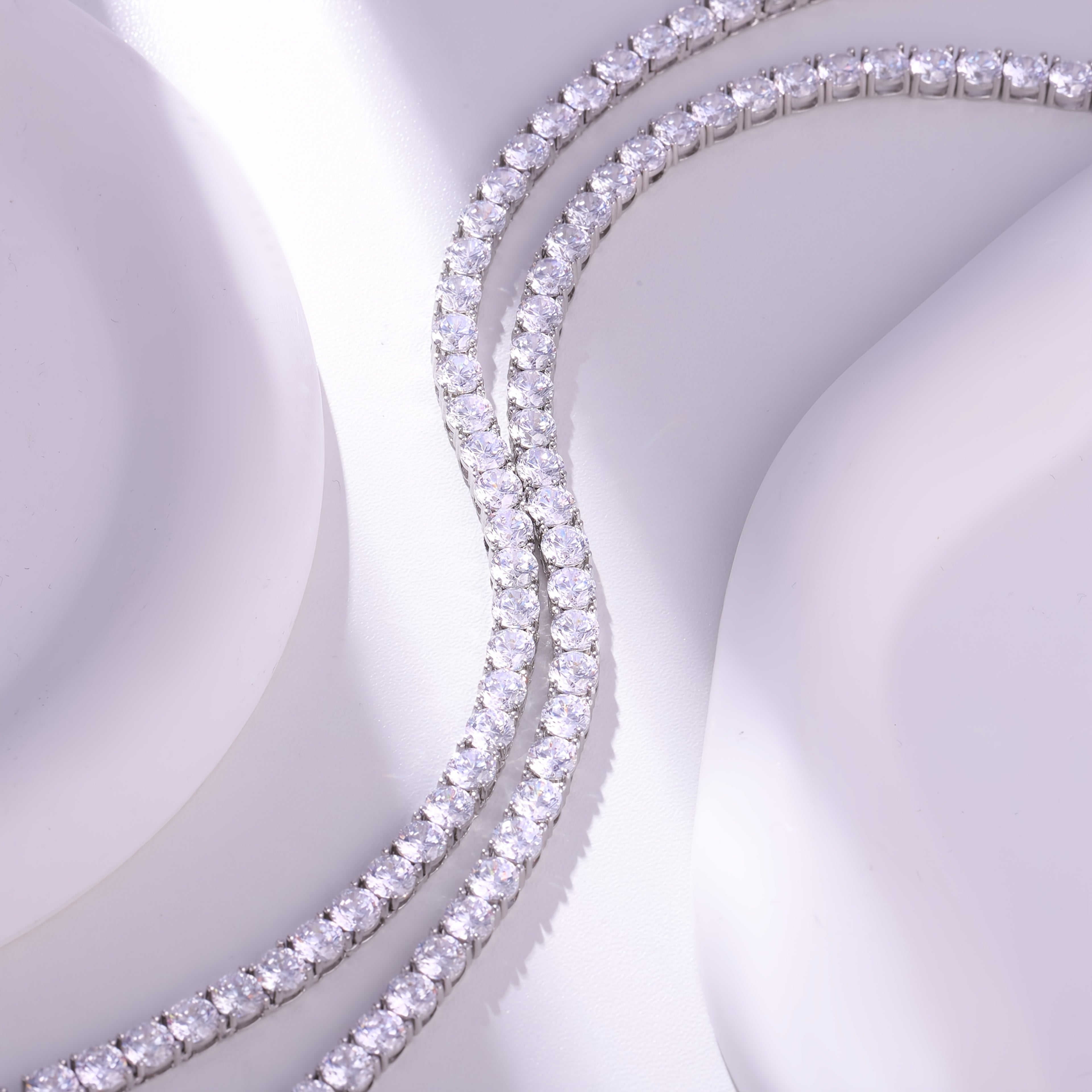 Łańcuszek moissanit o masie 0,3 karata