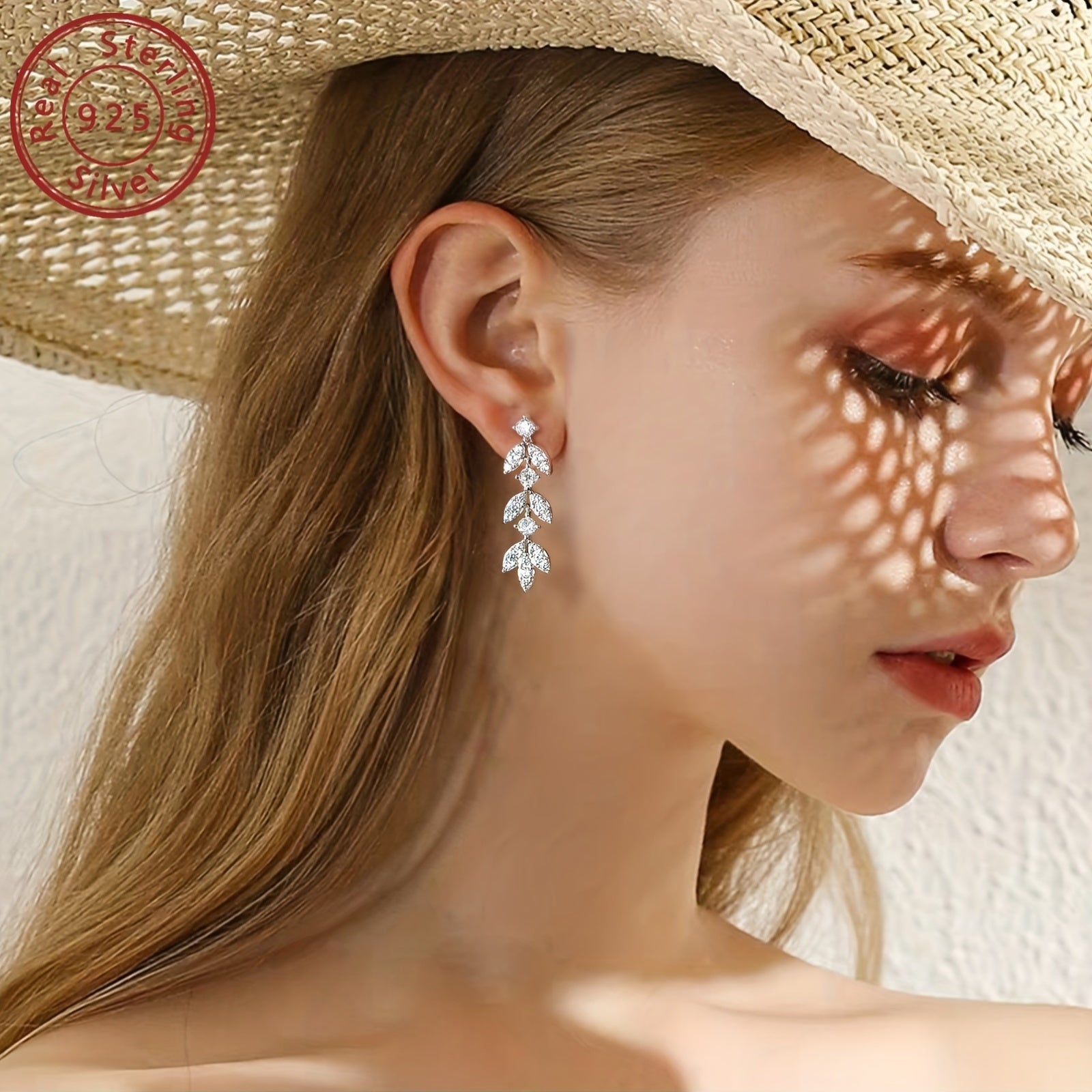 Para kolczyków z moissanitem wykonanych ze srebra 925, motyw liści