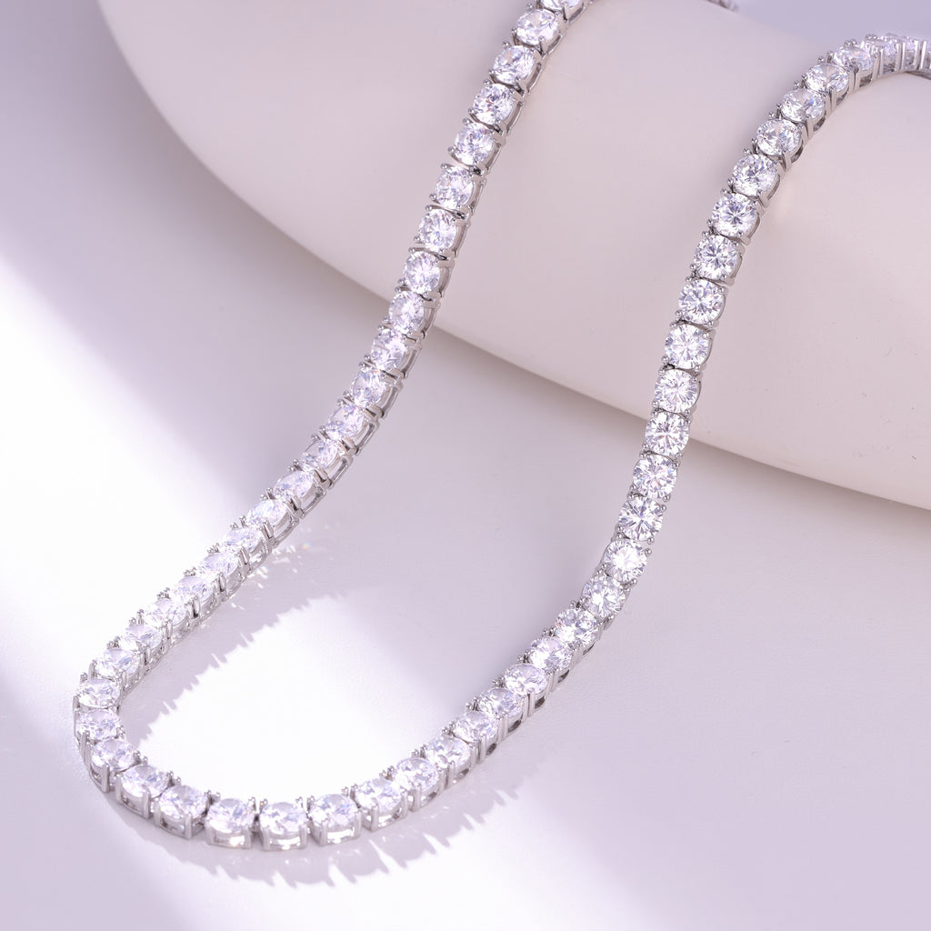 Łańcuszek moissanit o masie 0,3 karata