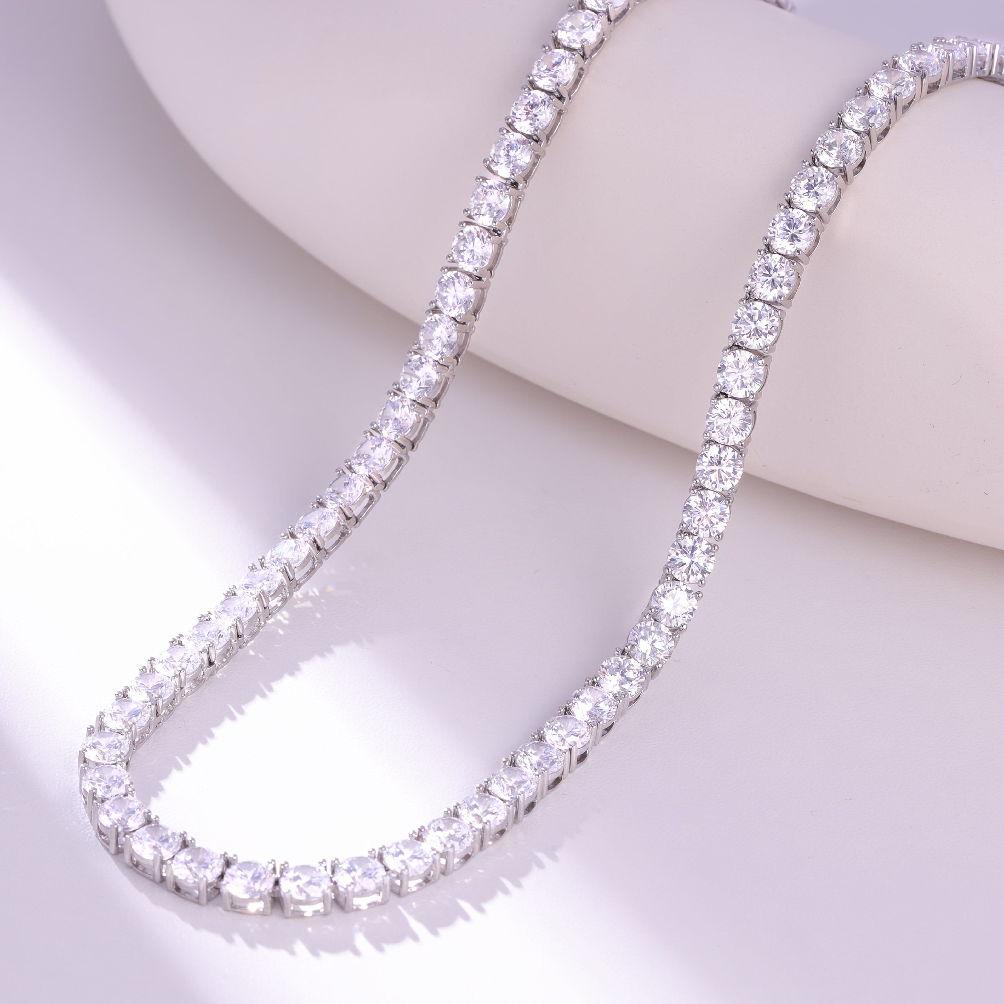 Łańcuszek moissanit o masie 0,3 karata